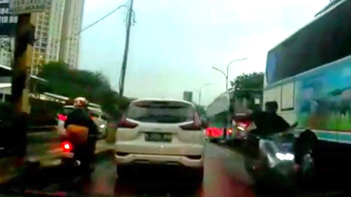 Edan! Dua Mobil Jadi Korban Aksi Pelemparan Batu di Kebayoran Lama, Pelaku Gunakan Motor Matic