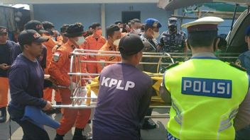 The Body Of The Crew Member Of KM Teguh Bintang Was Found By SAR TIM In The Waters Of Pier 11 Jakut.
