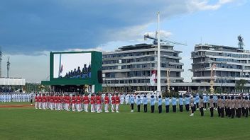 Hujan Reda, le président Jokowi préside la cérémonie de chute du drapeau à IKN