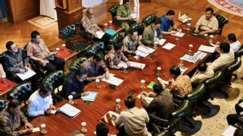 Ratas Bersama Menteri di Hambalang, Prabowo Instruksikan Stabilitas Harga-Pangan Jelang Libur Akhir Tahun