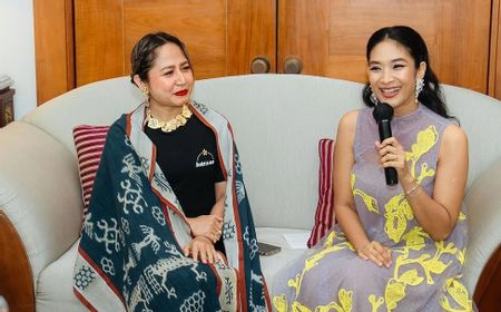 Happy Salma Kolaborasi dengan Dian Sastrowardoyo untuk Perkenalkan Perhiasan Terinspirasi Bunga Tropis Bali