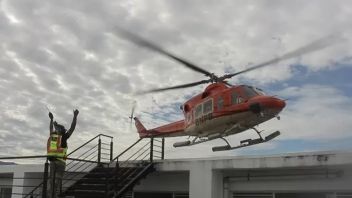 1機のヘリコプターがCianjurで待機し、地震被災者のためのロジスティクスを輸送します