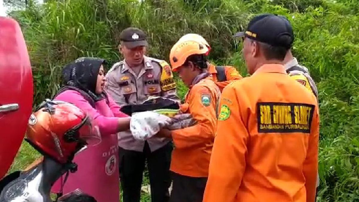 Perempuan Melahirkan di Pos 3 Pendakian Gunung Slamet Berhasil Dievakuasi Petugas Gabungan 