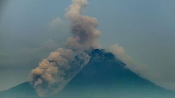 Merapi Luncurkan Awan Panas Guguran sejauh 2,2 km ke Arah Kali Bebeng