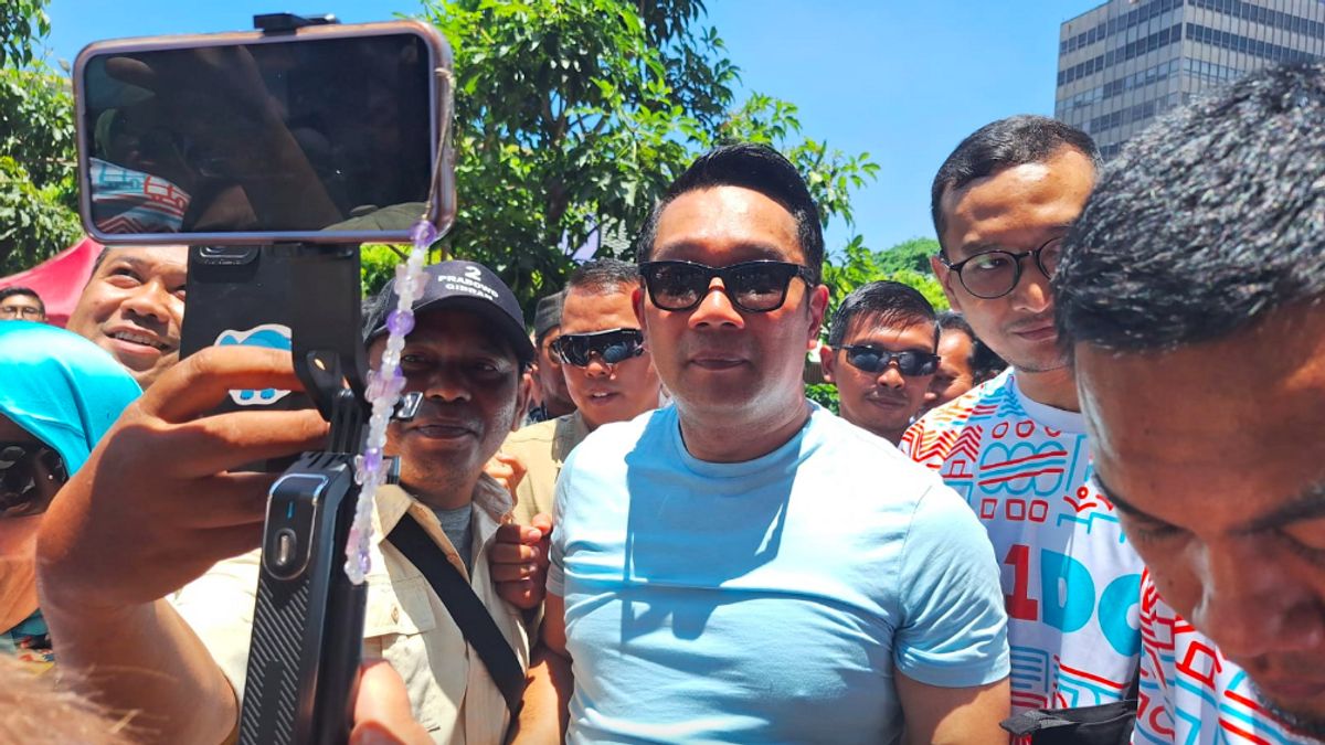 Ridwan Kamil apparaît au milieu d’une foule de bénévoles de Prabowo Gibran