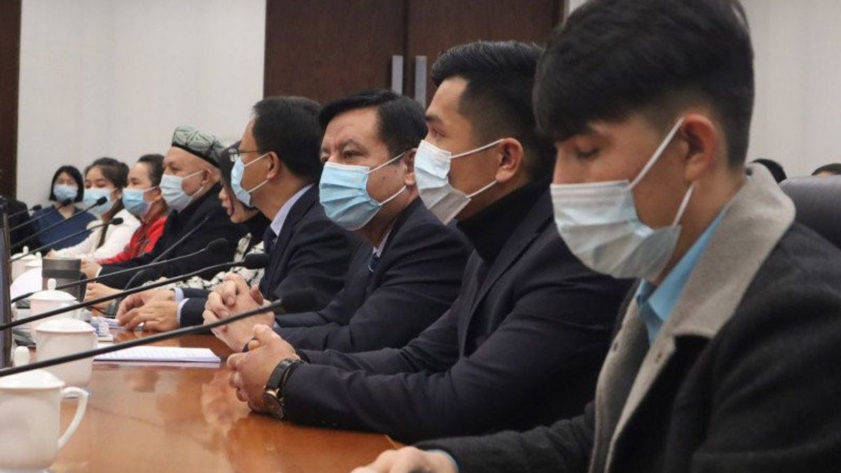 Pejabat Daerah Xinjiang di Samping Para Muslim Uighur ketika Mereka Konferensi Pers Bantah Isu HAM