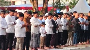 Accompanied By His Wife And Children, Gibran Prays Eid At Solo City Hall