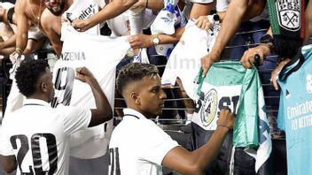 Viral PSS Sleman Flag Signed By Real Madrid's Rodrygo In The United States, First Uploaded By Carlo Ancelotti