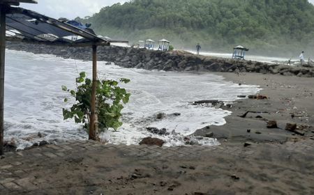 Warga Kebumen Diminta Waspadai Gelombang Tinggi Pantai Suwuk