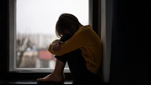 Tak Harus Sendiri untuk Merasa Sepi, Makna Mendalam dari Feeling Lonely