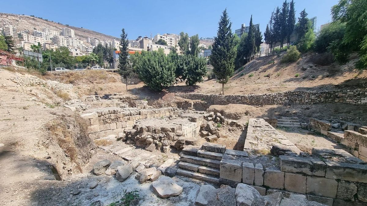 考古学者がパレスチナのガザで125のローマ時代の墓と石棺を発見