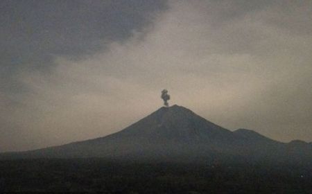 Gunung Semeru Erupsi Malam Ini dengan Letusan Setinggi 900 Meter 