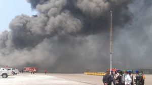 135 Unit Truk Masih Berada di Dalam Kapal Terbakar di Pelabuhan Indah Kiat Cilegon