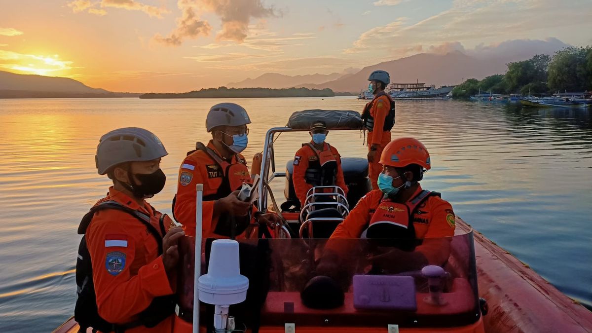 搜救队搜寻在巴厘岛海峡从渡轮上摔下来的乘客