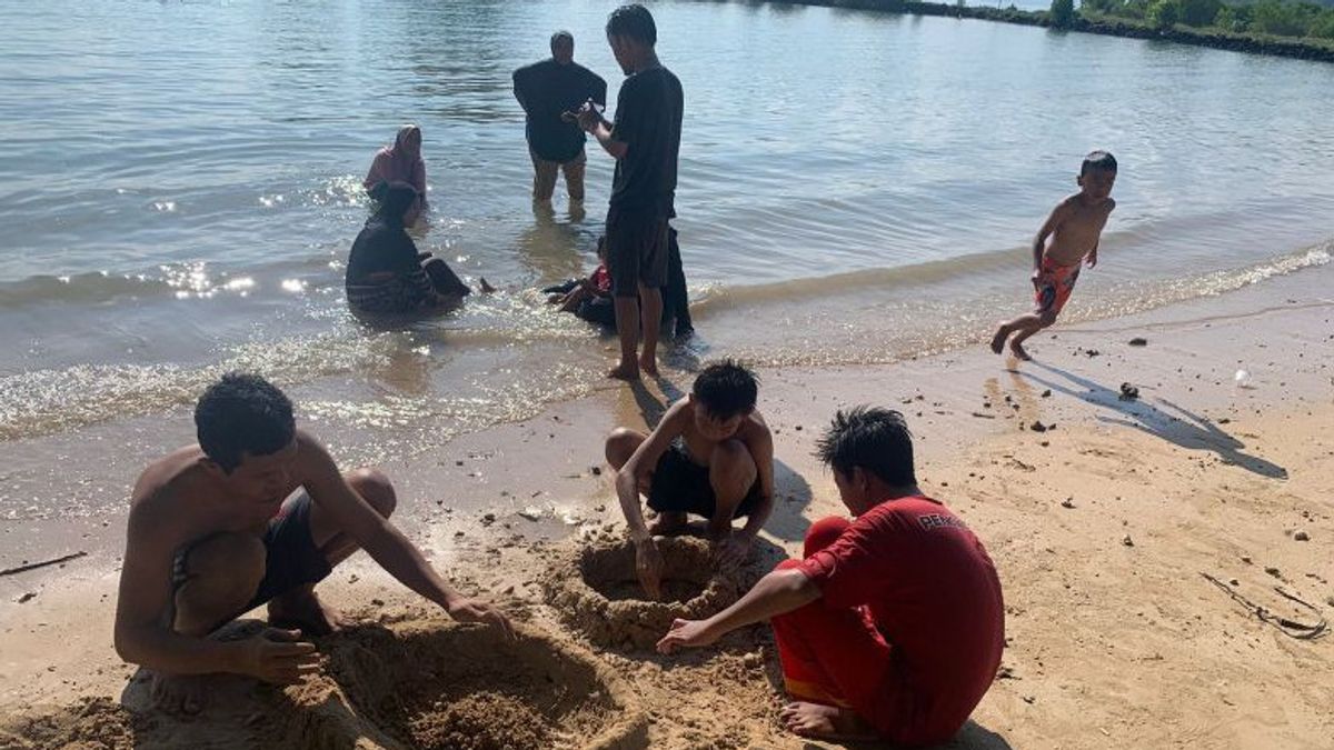 イードアルアドハーの休日2023、ペサワランのビーチはランプンの住民で混雑しています