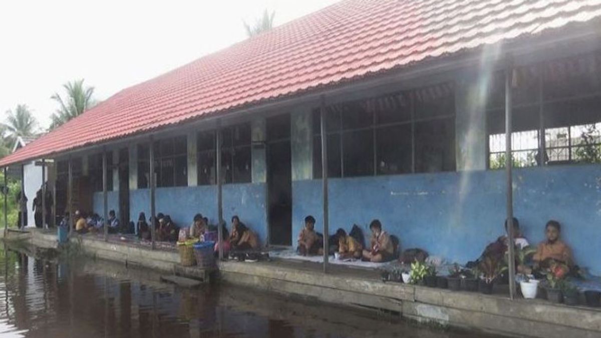    建筑物翻新没有延续，Kapuas Kalteng的小学生在学校走廊学习