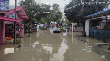洪水は北スマトラのセルダンベダガイの6つの地区を氾濫させ、警官はインフレータブルボートとテントによって拘束されています