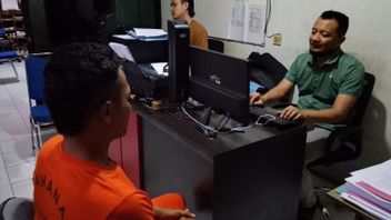 Le policier a arrêté un agresseur de étudiants à Garut avec un scie