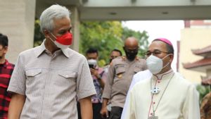 'Kok Rambutnya Sama dengan Saya, Putih', Kelakar Ganjar pada Suster saat Makan Bakso dengan Romo Robertus Rubiyatmoko