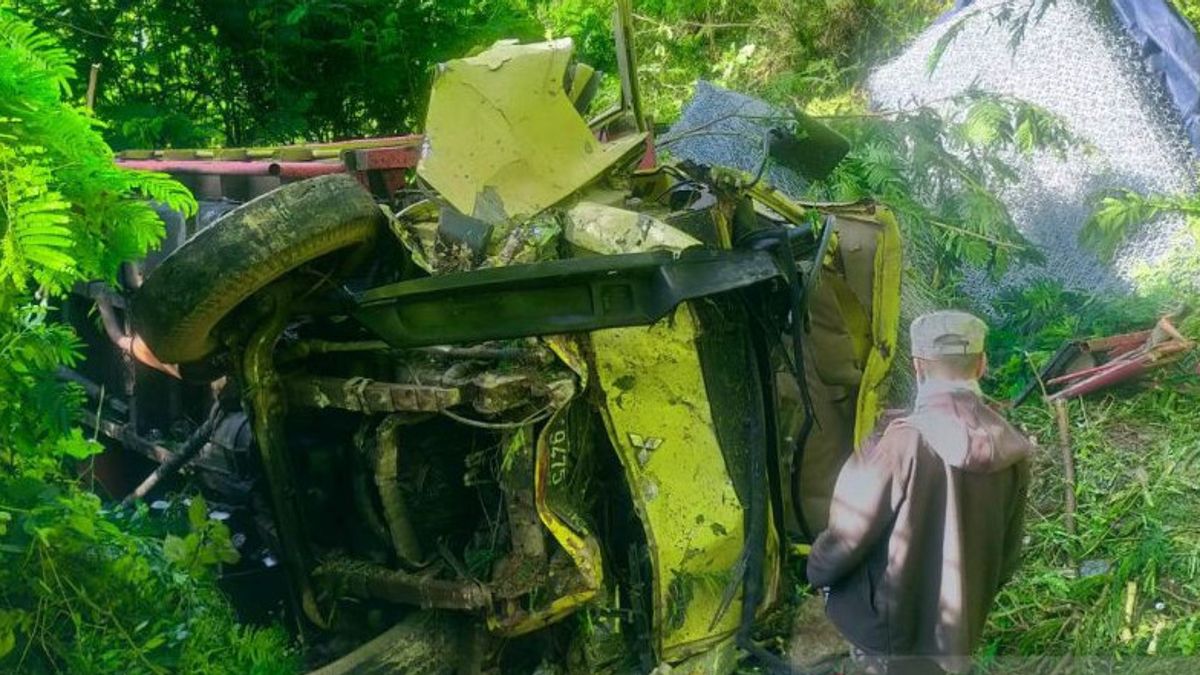 Allegedly Blong Brakes, Overloading On An Incline Huut Cianjur, Truck Falls Into A 15 Meter Gorge