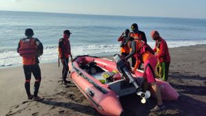 Le corps de son père noyé après avoir sauvé sa famille volée aux vagues dans l’est de Lombok a été retrouvé