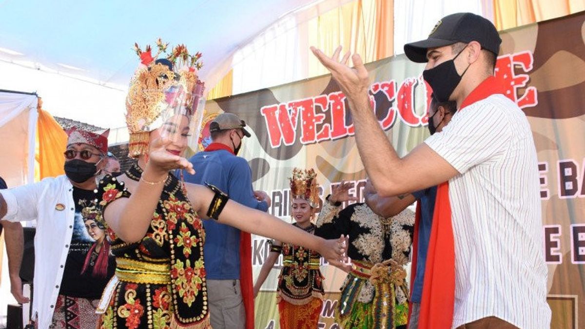 Moments Indonesian Marines Introduce Banyuwangi Traditional Culture To US Marines