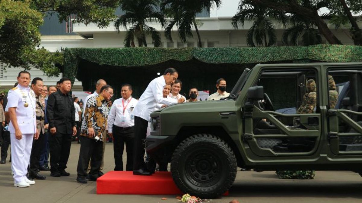 جوكوي يعلق اسم "ماونج" على مركبة الإنتاج التكتيكية الإندونيسية