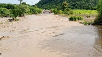 洪水がタカリクパン集落を襲い、ボコン川の水がジャランティモールラヤに流出