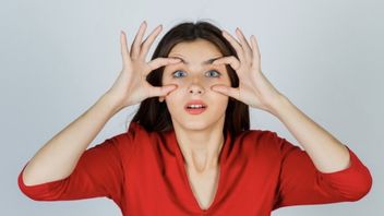 Tanpa Disadari, Kebiasaan Sehari-hari yang Bisa Bikin Mata Silinder