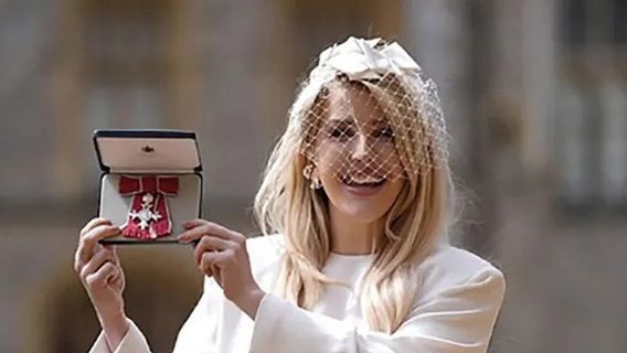 Pangeran William Beri Medali MBE kepada Ellie Goulding di Kastel Windsor