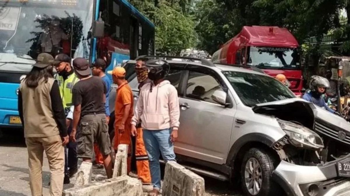 Daihatsu Terios Hantam Separator Busway di Arteri Pondok Indah