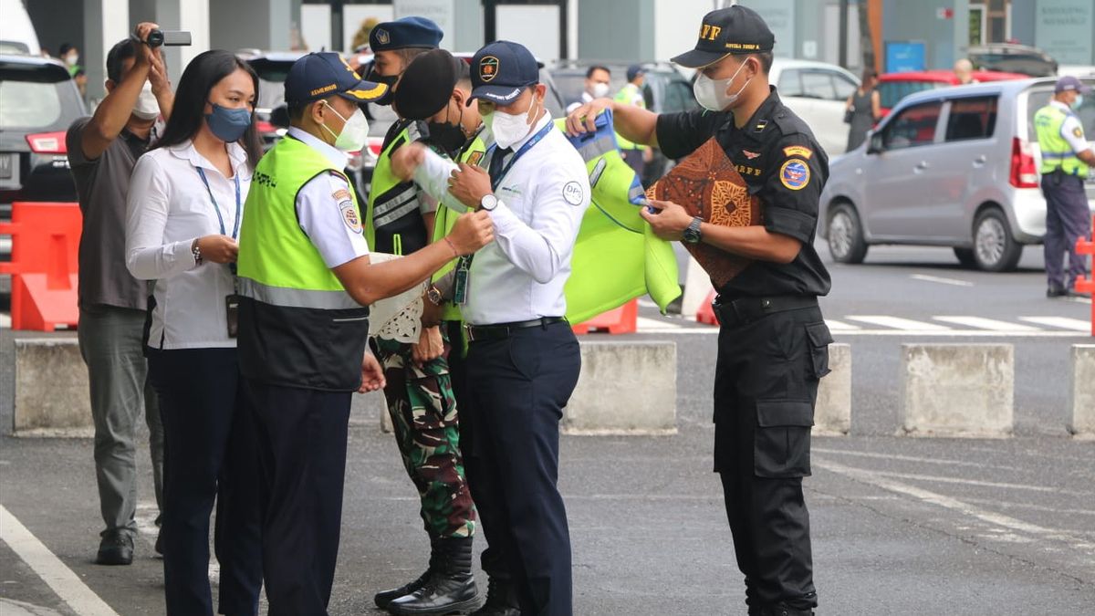 バリ島のングラライ空港の帰郷の流れのピークには25人がいると予測されています