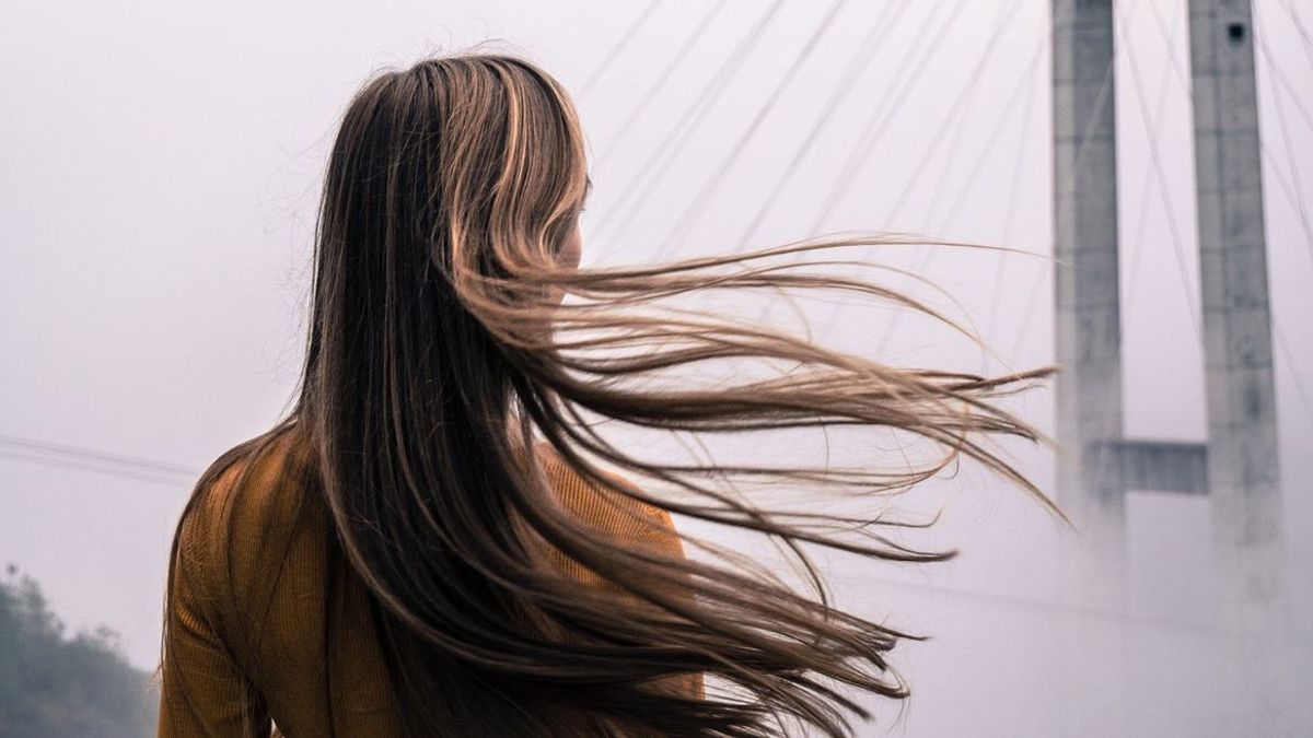 Cara Menghilangkan Uban di Rambut agar Tak Mengganggu Penampilan 