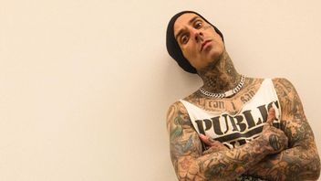 Travis Barker's Finger Surgery Successfully