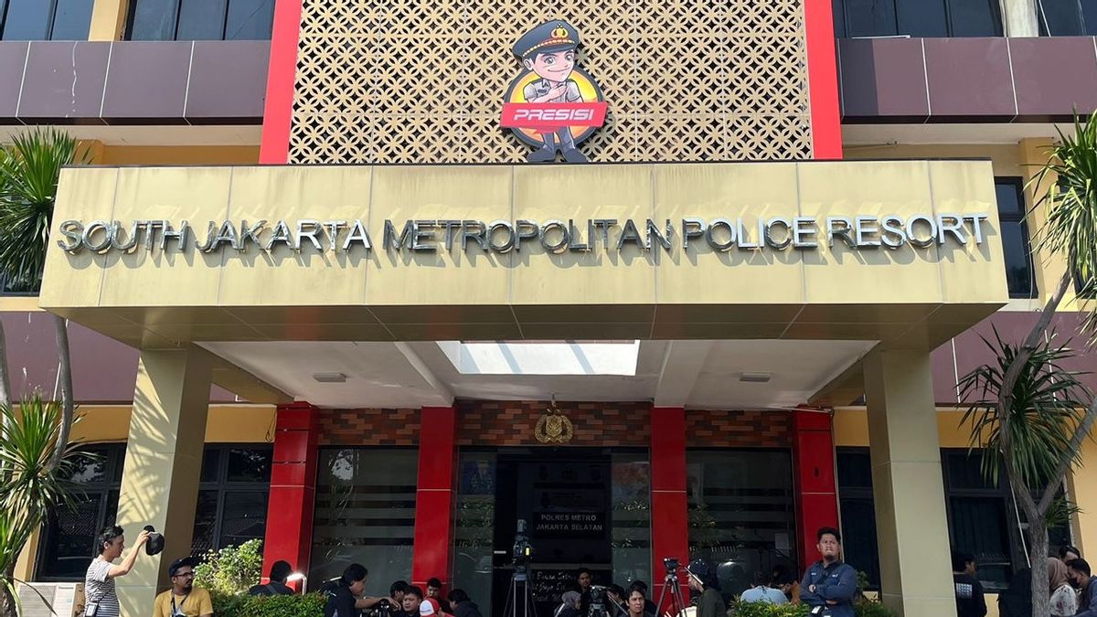 Again, BCL's Husband Delays Investigation At The South Jakarta Metro Police Because He Is Busy At Work