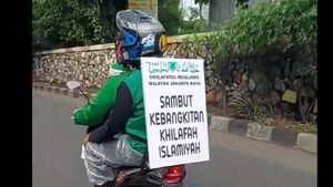 Konvoi Pemotor 'Sambut Kebangkitan Khilafah' di Jaktim Sempat Bagikan Selebaran ke Warga, Kesbangpol Janji Telusuri