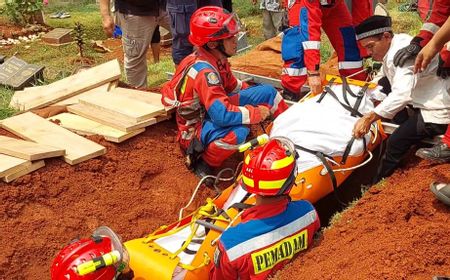 Damkar Jaksel Bantu Proses Pemakaman Pria Obesitas 150 Kg