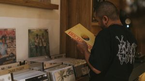Nikmati Pengalaman Unik di Vinyl Listening Bar: Dengarkan Musik Favorit Anda Sambil Menikmati Koktail Terbaik di Foam