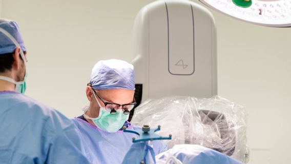 Neuralink vise la production de masse et la chirurgie entièrement automatisée en 2026