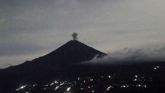 ثوران بركان جبل سيميرو