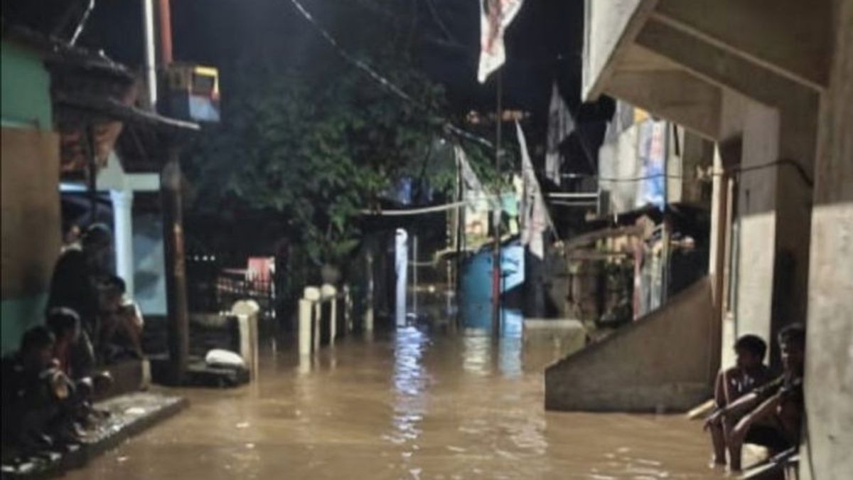 南ジャカルタの東ペジャテンの住民の家が浸水