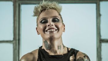 Vendeur d'un instrument de musique, Otep Shamaya est en retraite du monde de la musique