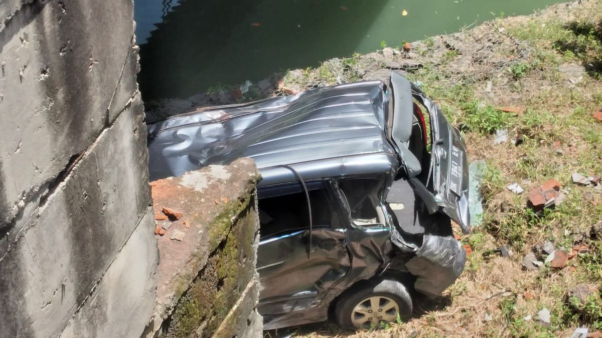 The Driver Fixed The Tires, Avanza Ringsek's Car Was Hit By A Truck In Gianyar Until It Fell Under The Bridge