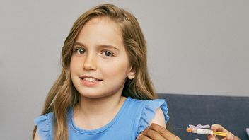 المملكة المتحدة تعد برنامج التطعيم COVID-19 للأطفال الذين تتراوح أعمارهم بين 12-15 سنة مع لقاح فايزر