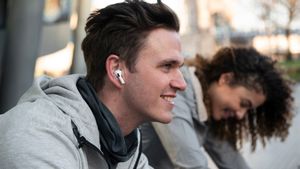 Merusak Kreativitas dan Kehidupan Sosial, Kenali Bahaya Pakai <i>Earbuds</i> Tanpa Dibatasi Waktu