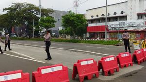 Buruh dan Mahasiswa Demo, Polisi Sekat Jalan Perempatan Harmoni Menuju Istana