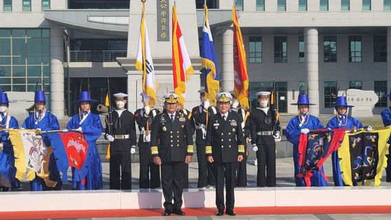 Visiting The 1.000 Ton Nuclear Submarine, The KSAL Invites South Korea To Strengthen Military Cooperation