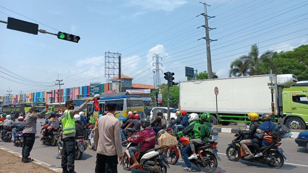 Police: Cirebon Arterial Line Crowded With Homecoming Vehicles