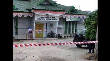Les Procureurs Perquisitionnèrent Le Bureau De La Commission électorale Serdang Bedagai Au Nord De Sumatra