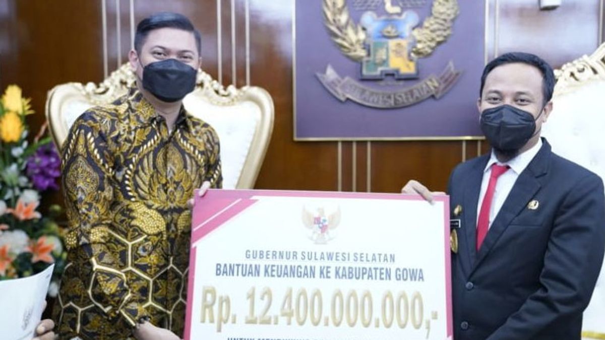 Governor Of South Sulawesi Hands Rp. 12.4 Billion To Regent Andan Purrichta Ichsan To Restore Gowa's Economy